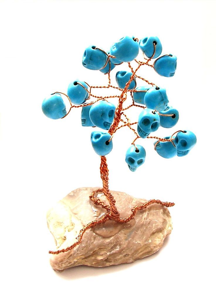 Stromeček štěstí z howlitových lebek (5)