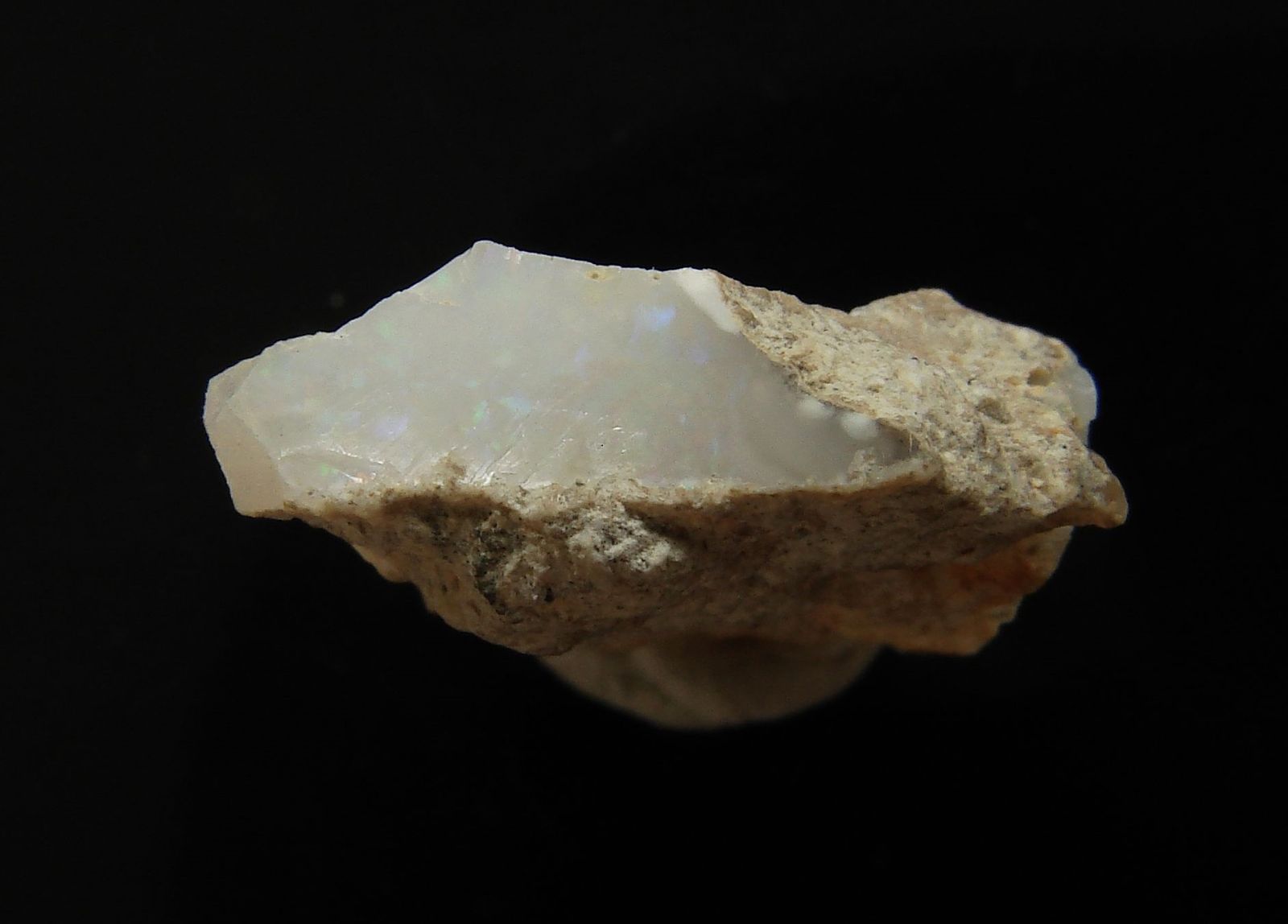 Surový neopracovaný drahý opál z Dubníka (66)