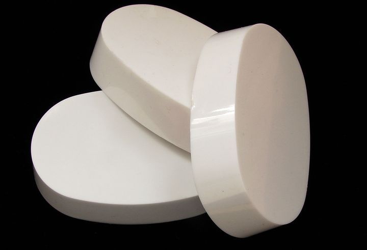 Plastový podstavec pod minerály oválný bílý 1 ks